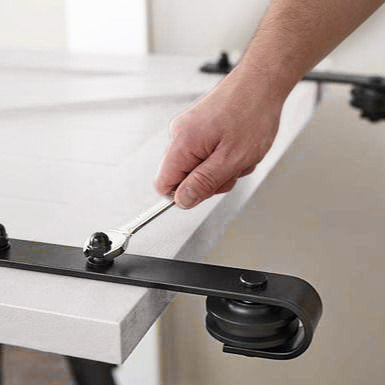 Emuca Set aus Hardware set eine Barn Holz Hänge-Schiebetür, sanftem Schließen, Paneele nicht inbegriffen, Stahl Kunststoff, Schwarz lackiert