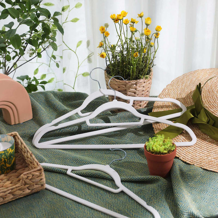 AUSLAUF SONGMICS | Velvet Hangers, 50 Pack, Non-Slip Clothes Hangers, 0.6 cm Thickness, Space Saving, 360° Swivel Hooks, 43.5 cm Long, for Coat, Jacket, Shirt, Dress, Trousers, weiß CRF020W02