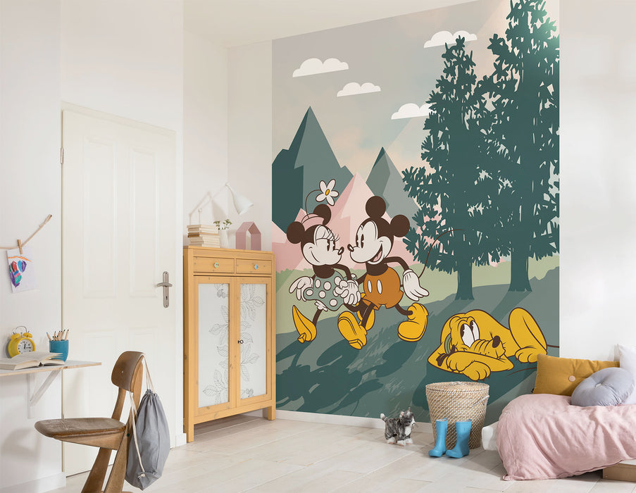 Komar NEU | Digitaldruck Vlies Fototapete - Mickey & Minnie Embrace Nature - Größe 200 x 250 cm