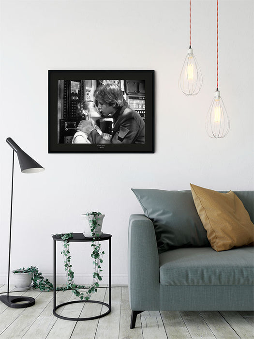 Komar NEU | Wandbild - Star Wars Classic Leia Han Kiss Quote - Größe 40 x 30 cm