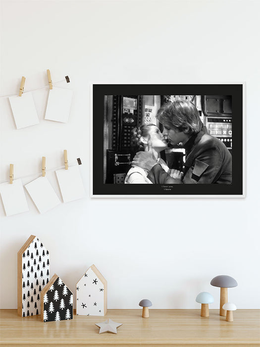 Komar NEU | Wandbild - Star Wars Classic Leia Han Kiss Quote - Größe 40 x 30 cm