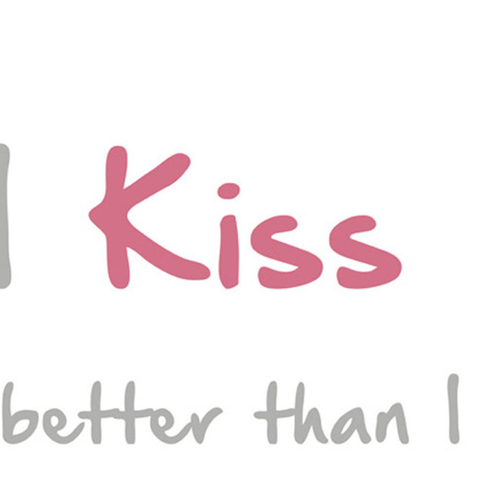 Komar | Wandtattoo | I kiss better than…. | Größe 50 x 70 cm